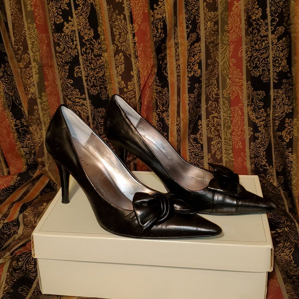 Black Pumps with Bows
